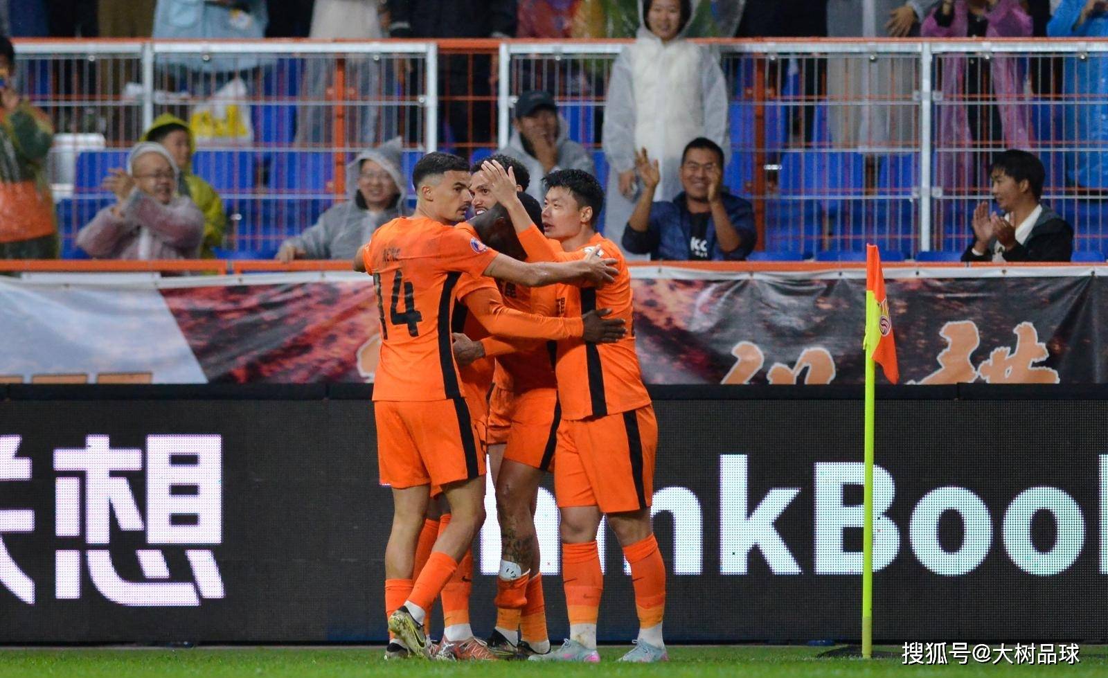 包含今夜俄克拉荷马雷霆止住颓势：欧联节点到来；气氛紧张；球队文化再被提及的词条