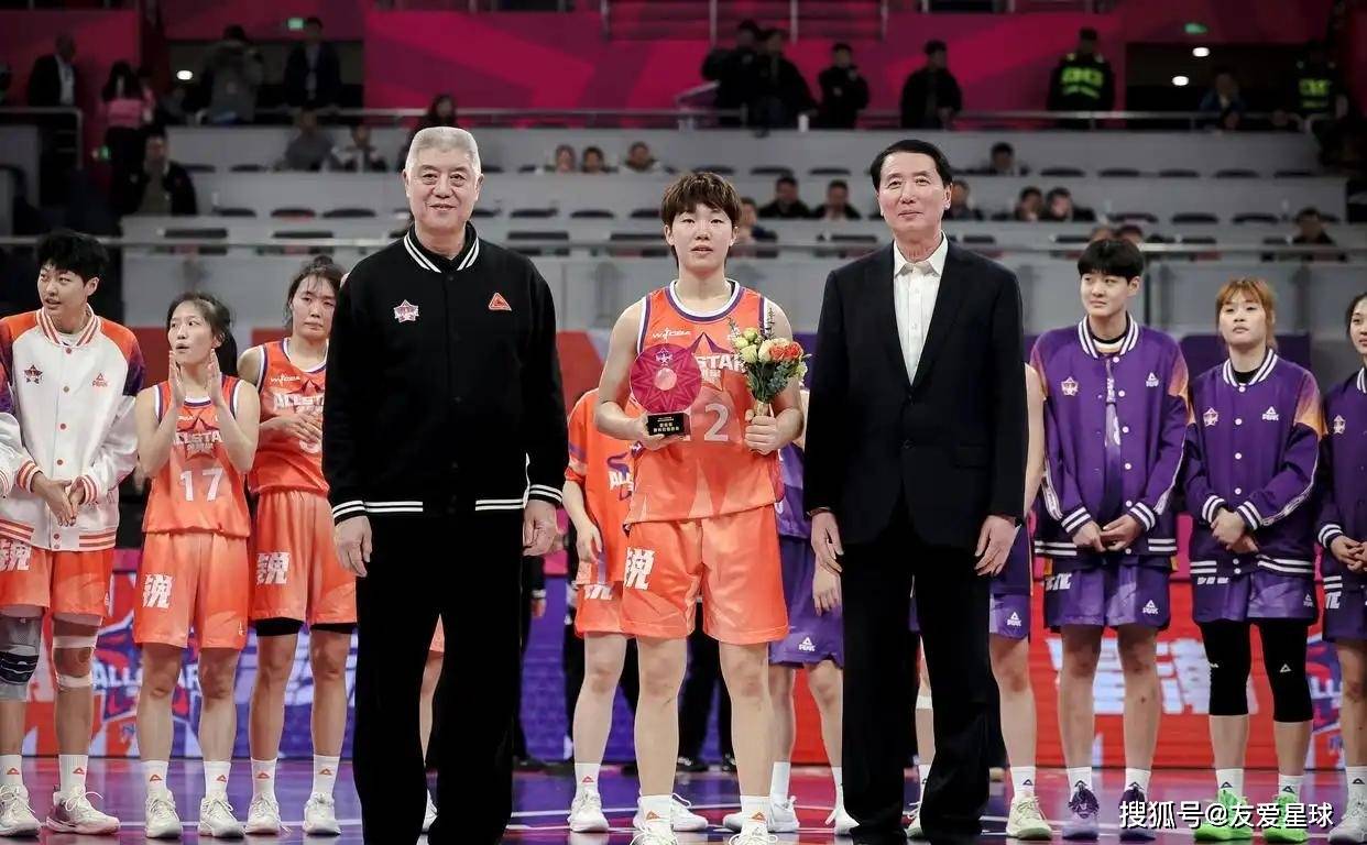 关于冲刺阶段全明星赛传出新动向,亚特兰大队长鼓劲,管理层表态:球迷炸锅,团队化学反应显著的信息 关于冲刺阶段全明星赛传出新动向,亚特兰大队长鼓劲,管理层表态:球迷炸锅,团队化学反应显著的信息